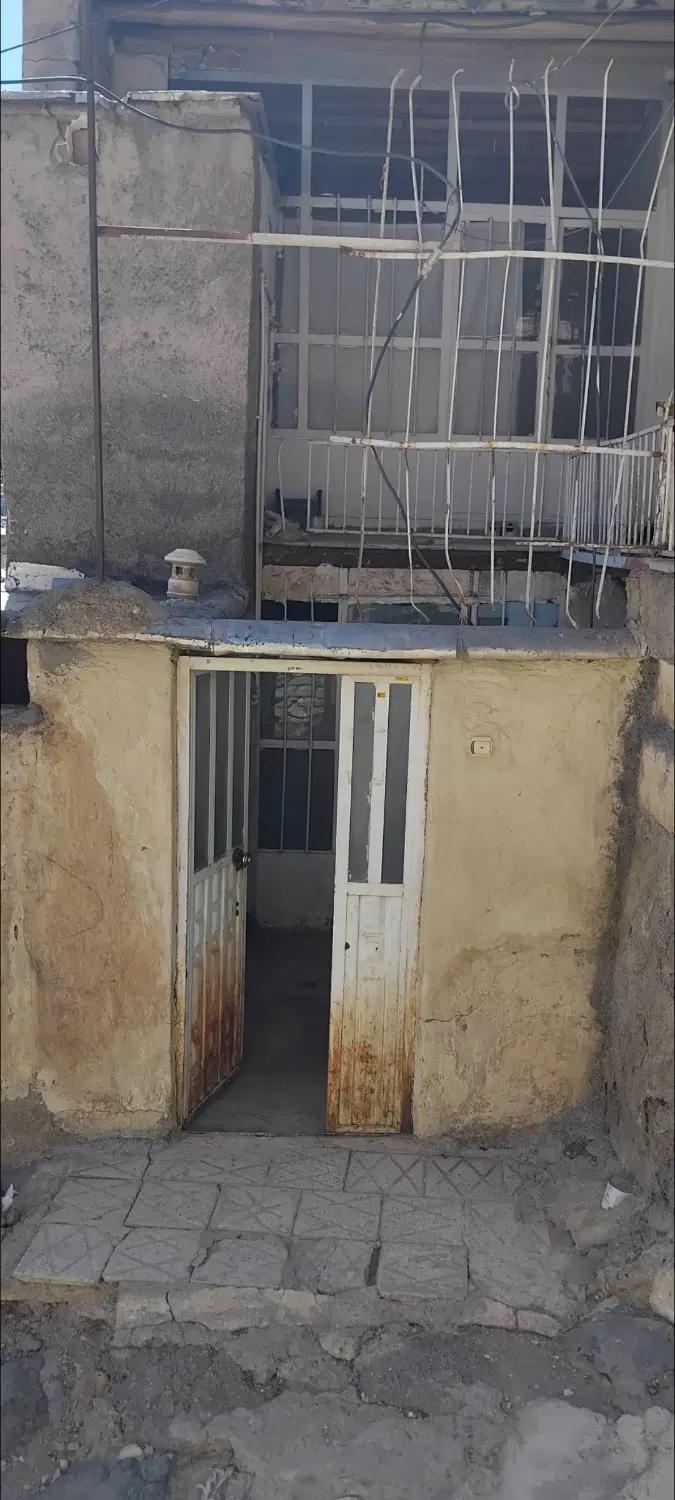 خانه دو طبقه نزدیک باغ پارک مرکز شهر
