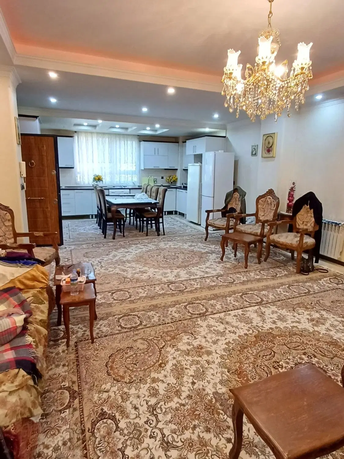 ۹۸ متر ۲ خواب * روی‌همکف * پارکینگ‌انباری بالکن