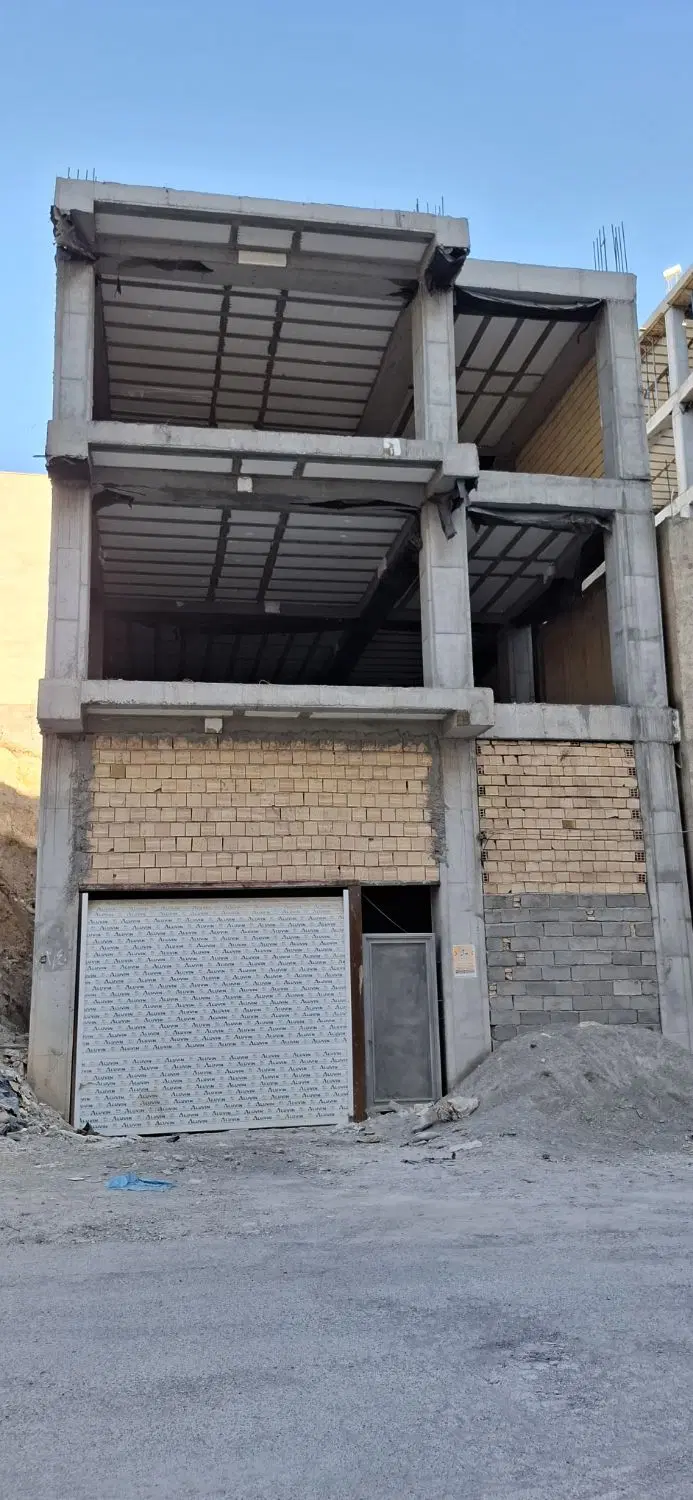 دو طبقه و تجاری نیمه کاره