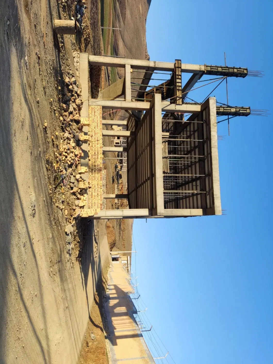 ساختمان نیمه کاره