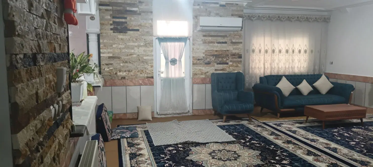 خانه مسکونی به اضافه دو واحد مغازه تجارس