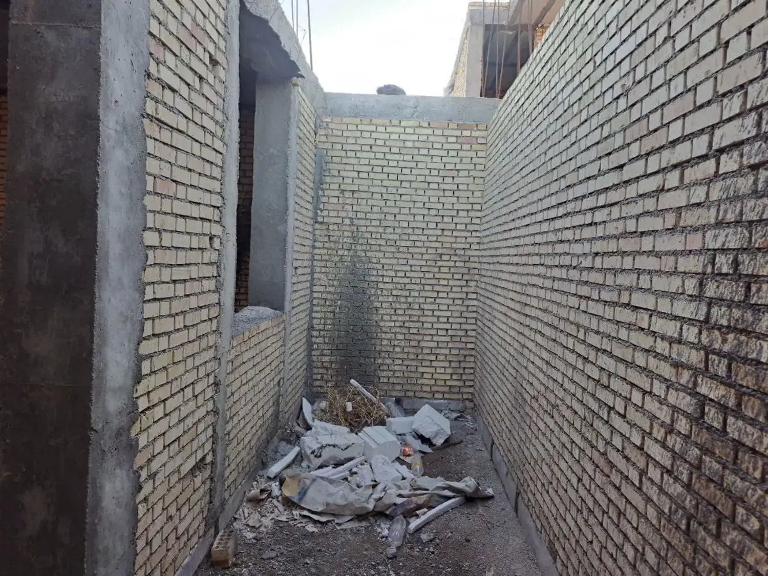 خانه فردوس ۲ روبه رو چمن مصنوعی