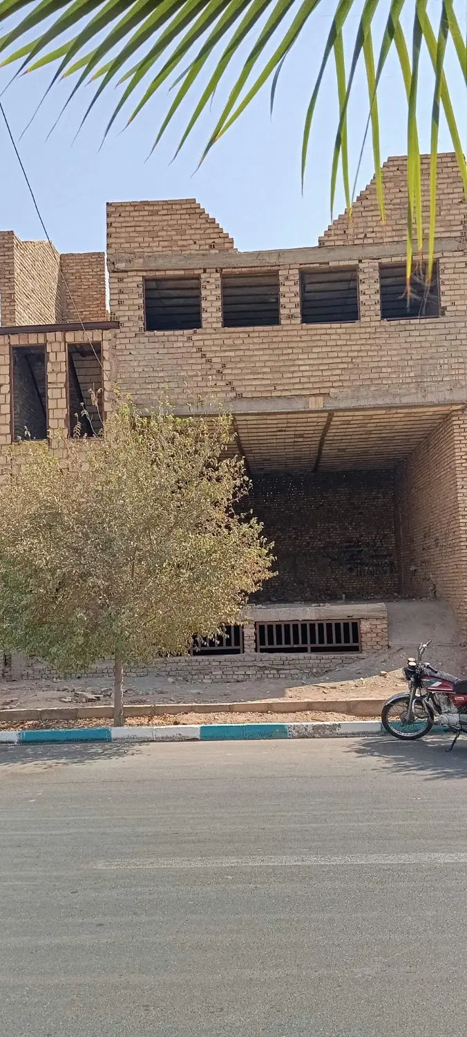 ملک تجاری نیمه ساز