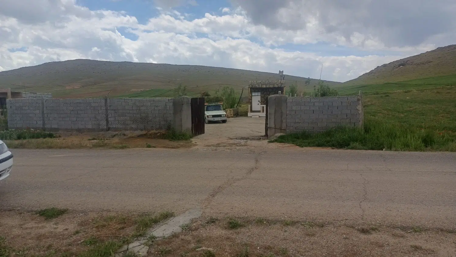 خانه باغ دم آسفالت و نزدیک شهر ۱۲۰۰ مترمربع
