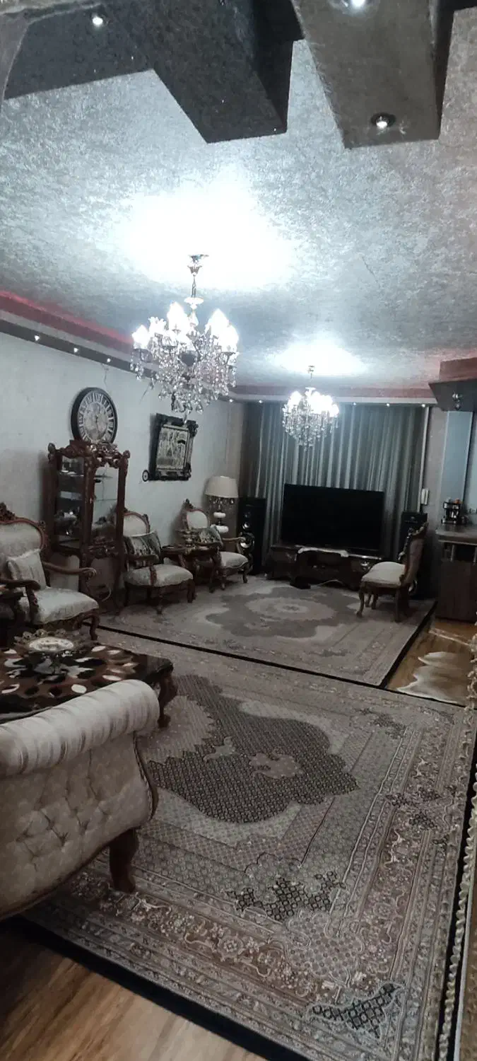 خانه مابین میدان ورزش وپل ابروان