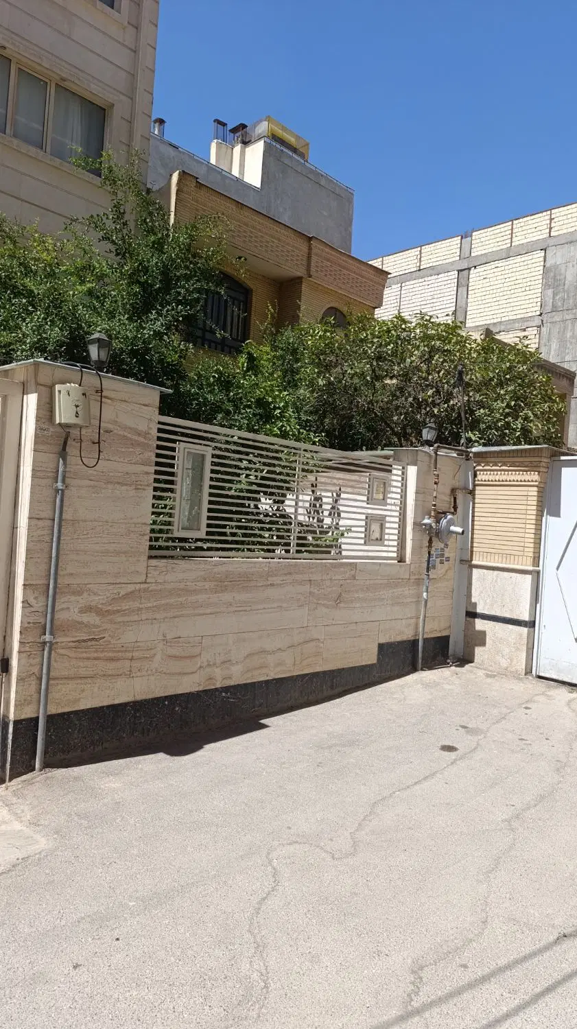 فروش ویلایی درب حیاط. تخت