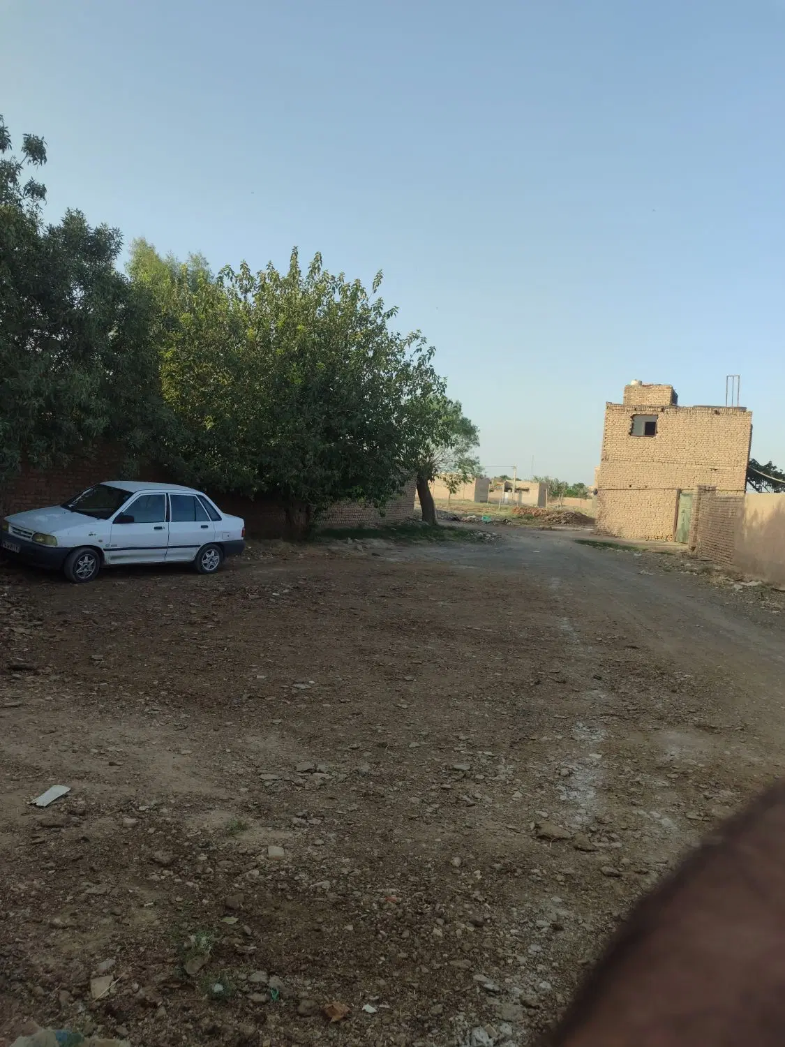 چهاردیواری(دامداری) و زمین