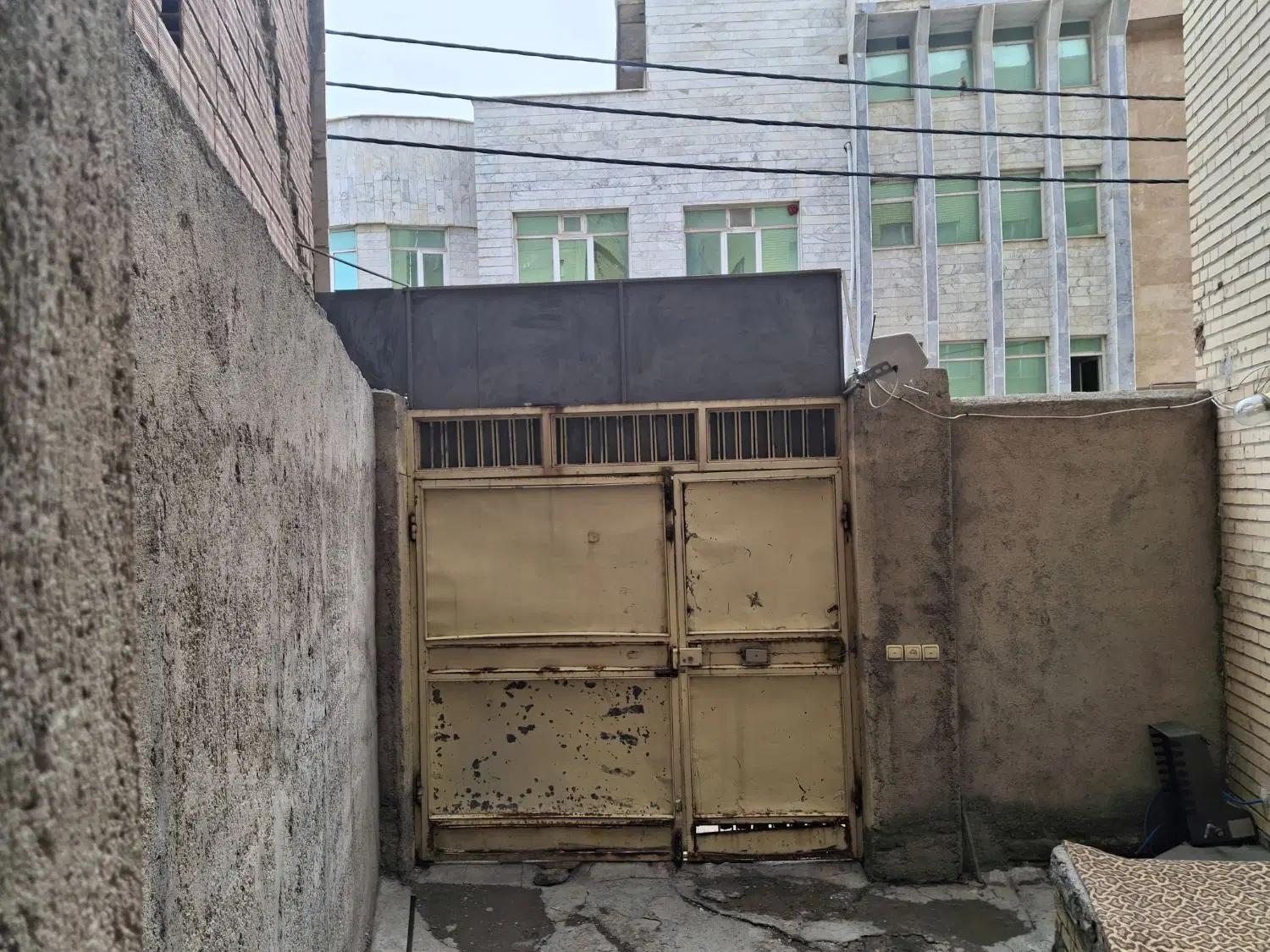 آپارتمان 77 متری مفید با حیاط مستقل و ماشین رو