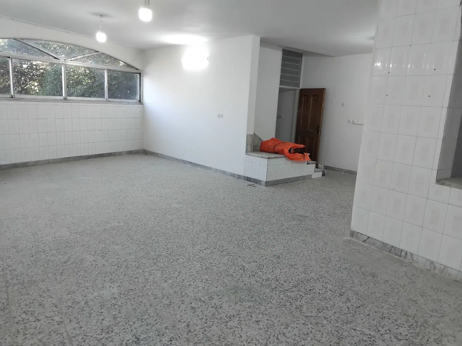 تجاری، بهمراه منزل فوقانی، مکانی خوب