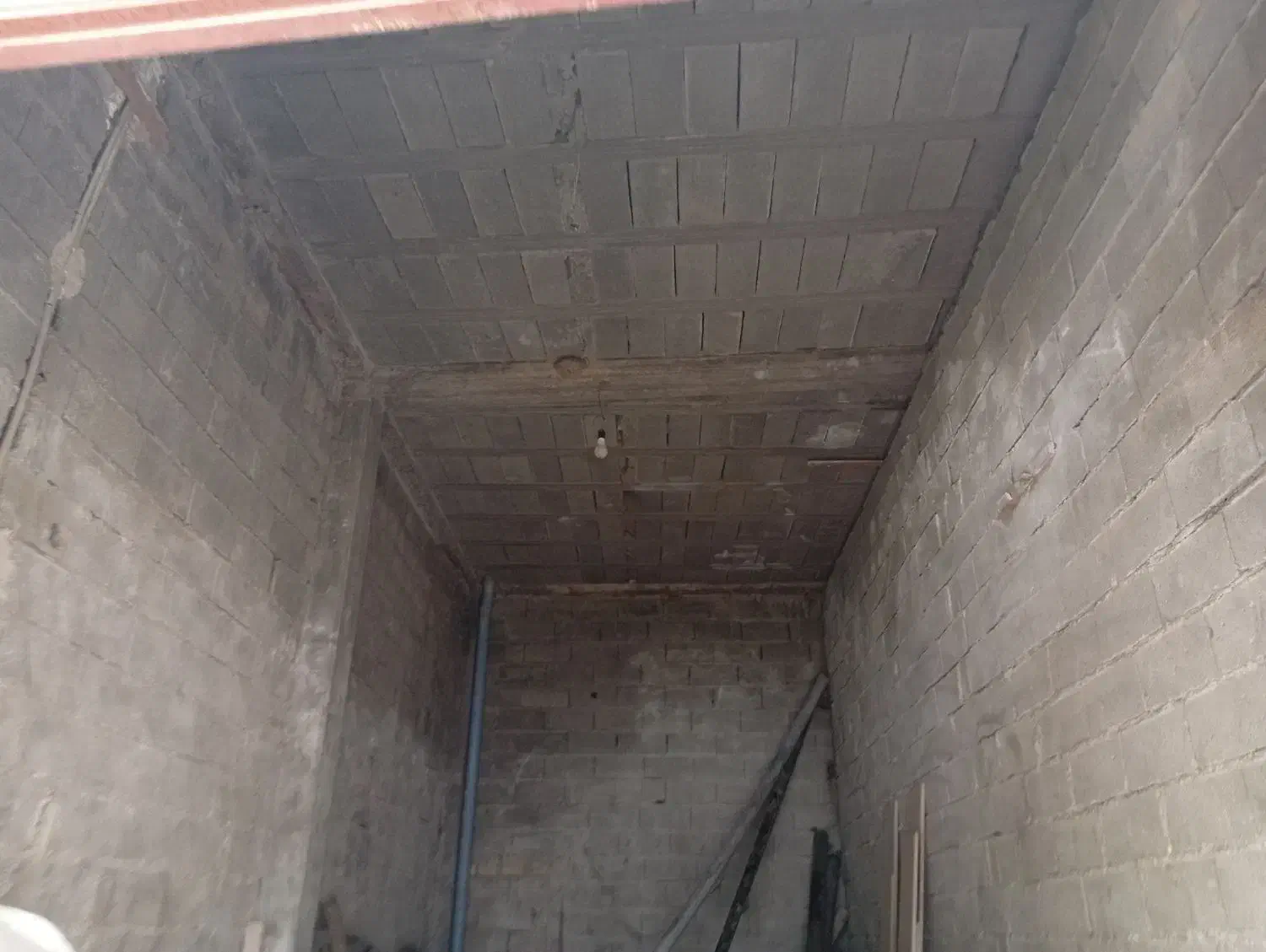 یک مغازه در کنار جاده اصلی در داخل کوچه