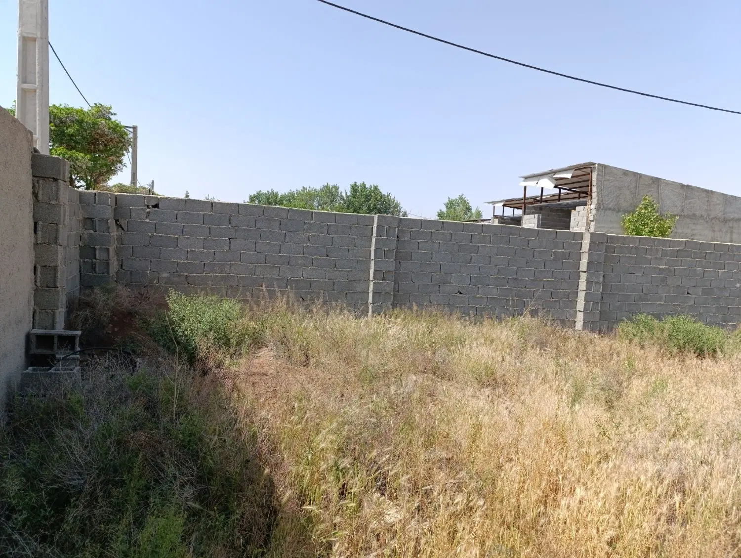 زمین چهار دیواری دو بر