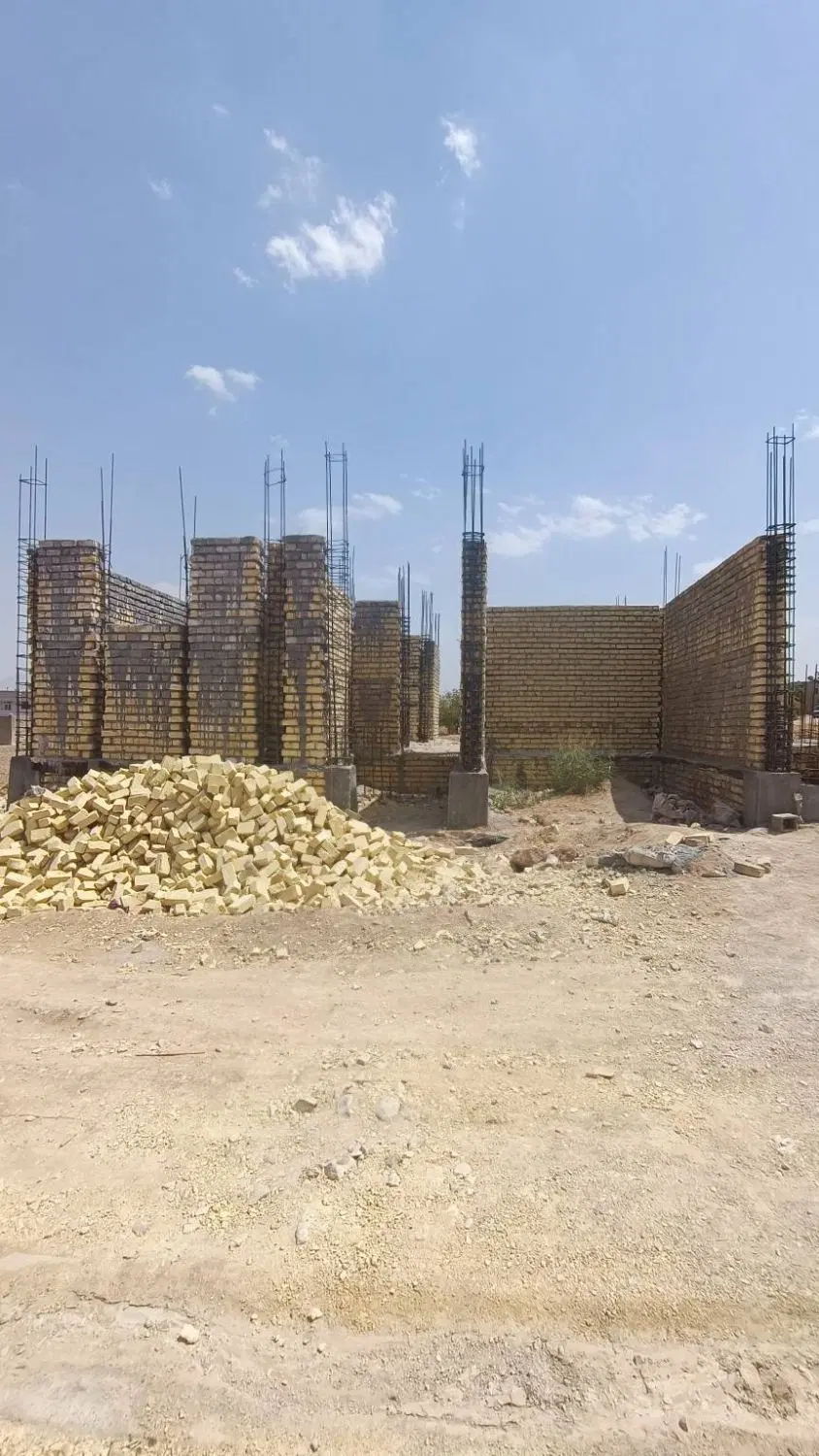 زمین با اسکلت زیر سقف نیمه کار