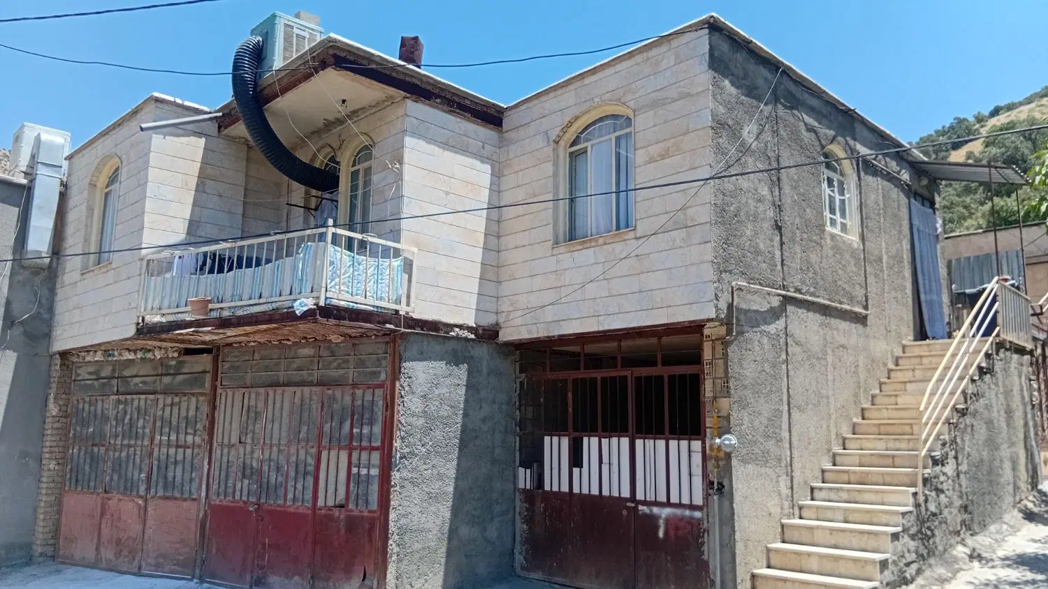 خانه ۱۱۰ متری در سرواباد خیابان اصلی