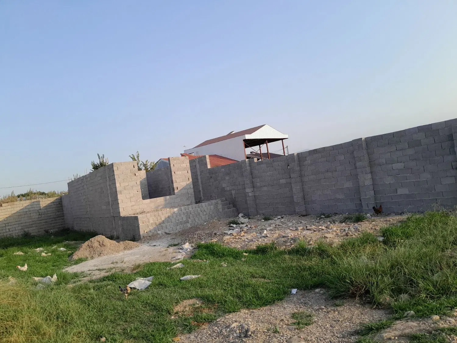 نیمه کاره داخل شهر فومن ۹۰ متر بنا ۱۵۵ متر زمین