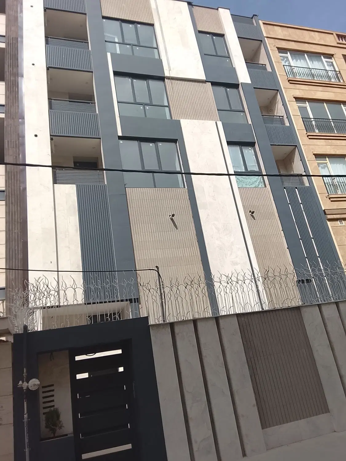 آپارتمان سه خواب تک واحدی