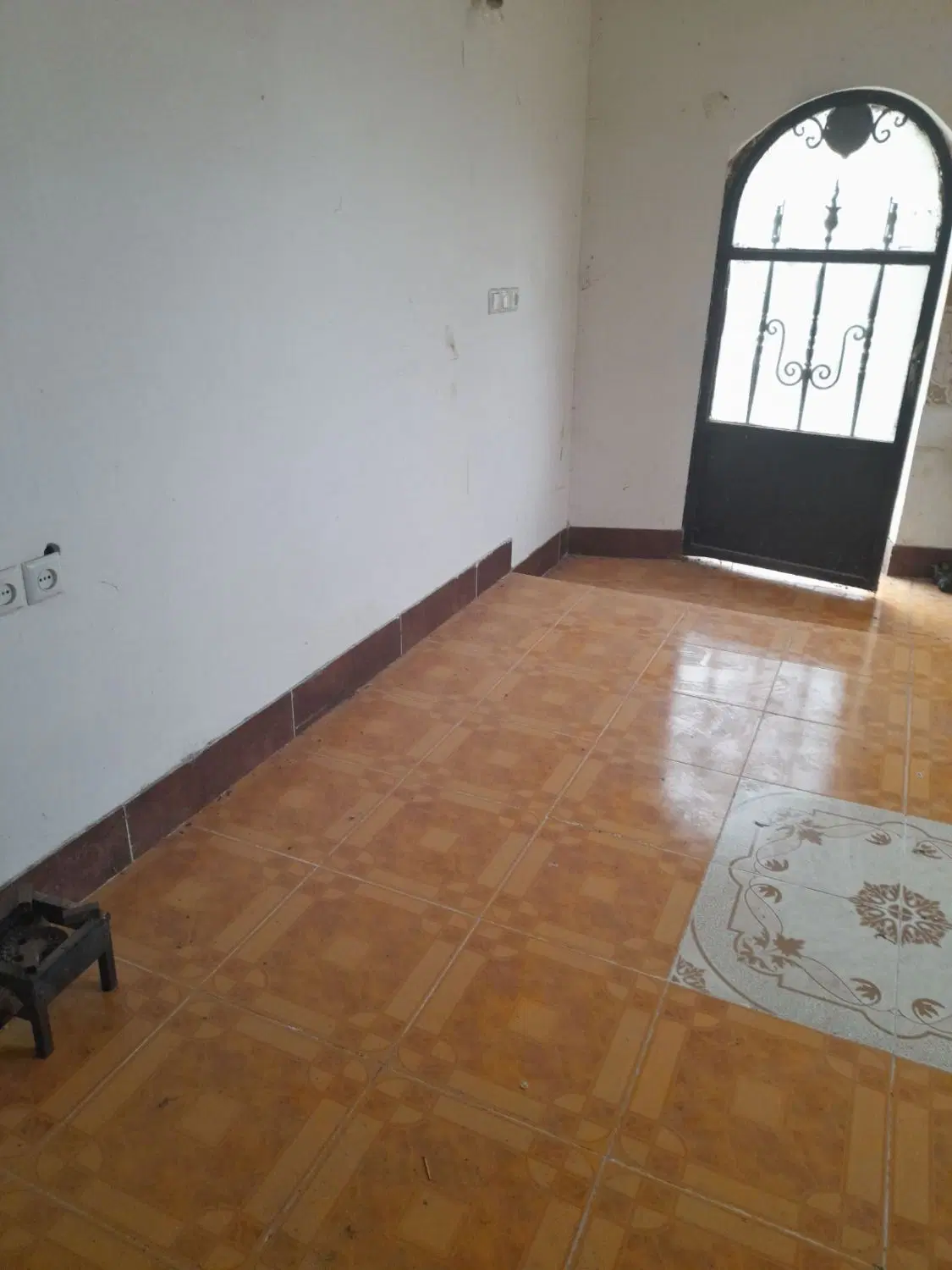 خونه ویلایی با حیاط و مغازه