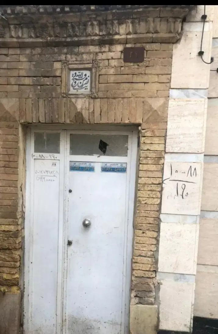 دوطبقه مسکونی سنتی با حیاطی مصفا