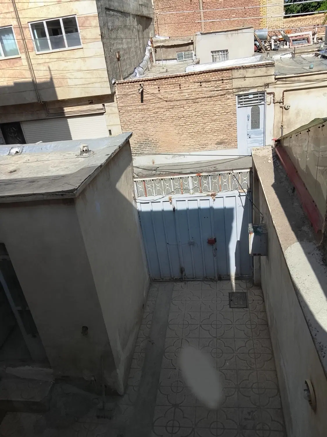 حیاط دو طبقه  ماشین رو.در آخونی قدس .