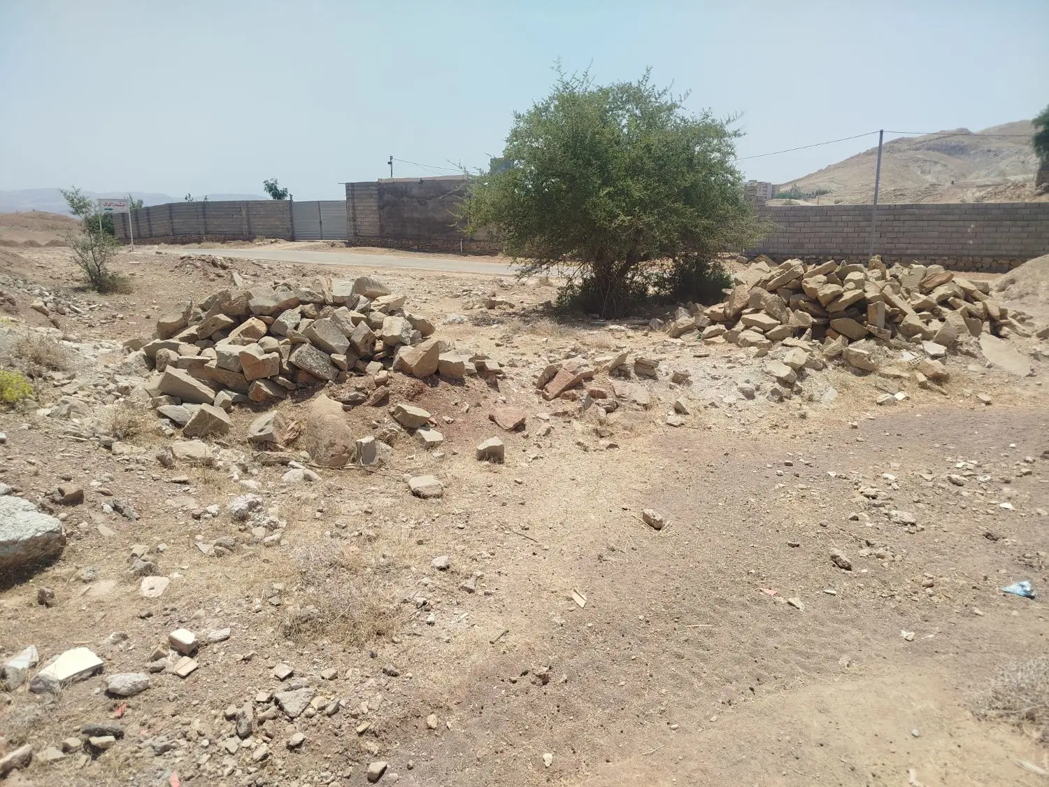 یک قطعه زمین مسکونی