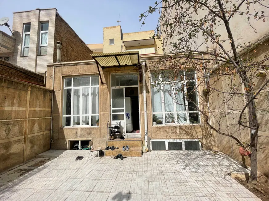 حیاط خیابان منصور بهادری