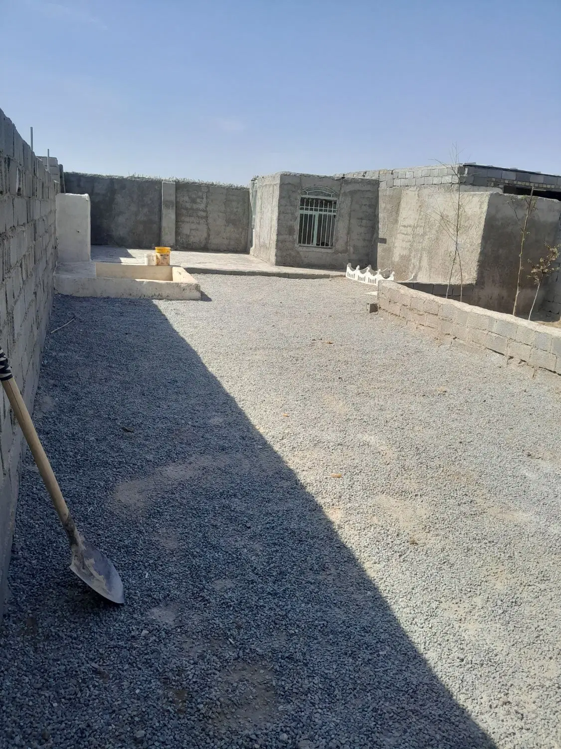 باغچه ۲۰۰ متری با بنا و استخر