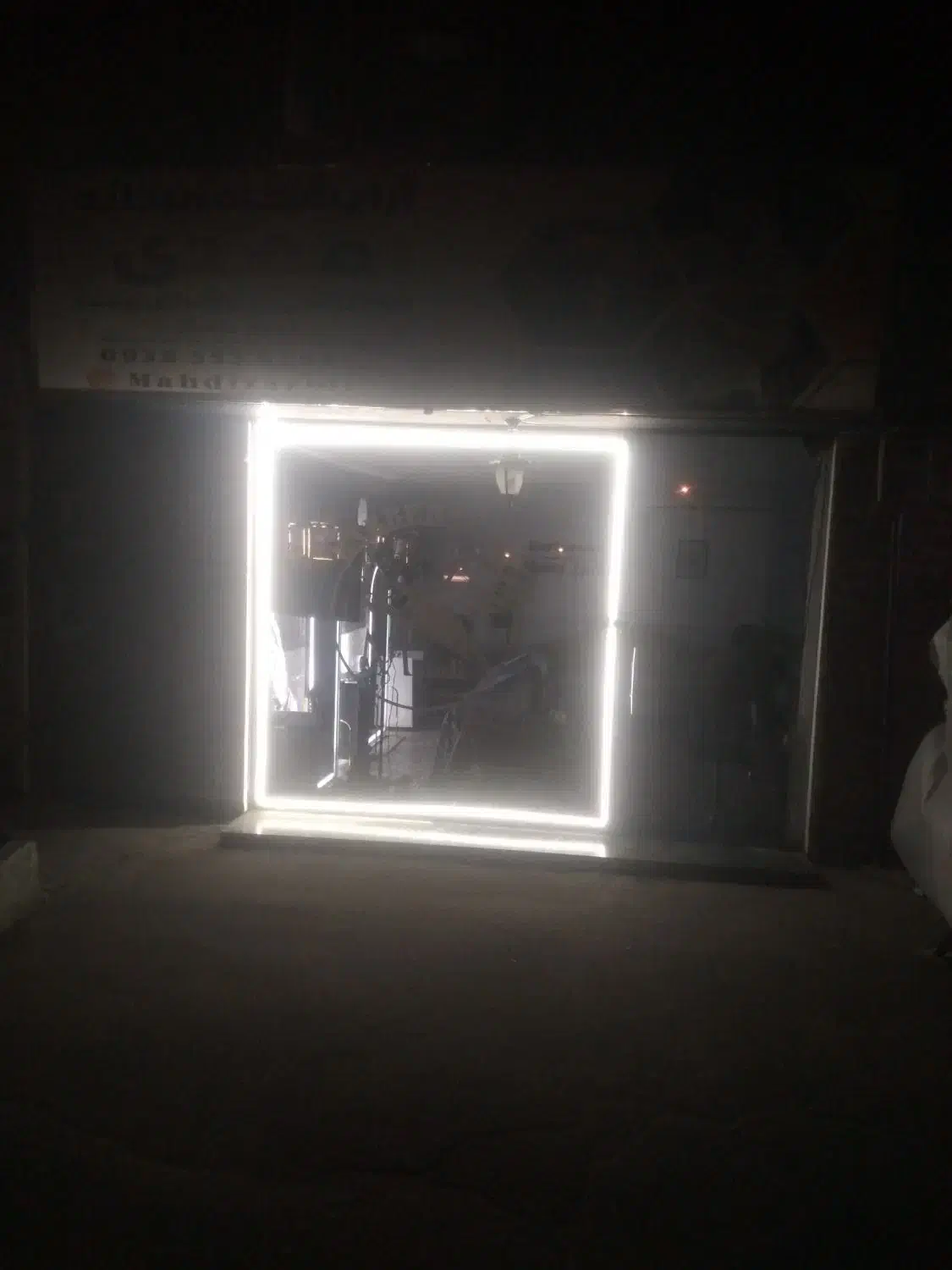 مغازه بر خیابان البرز