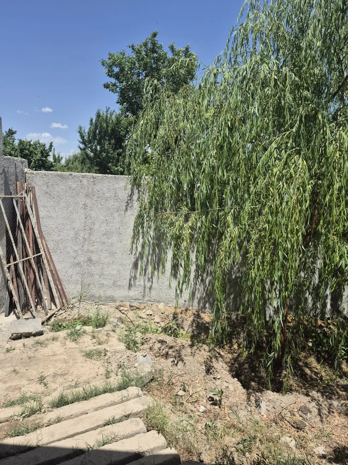 باغچه ۵۰۰متری دیوار کشی شده شهرکی