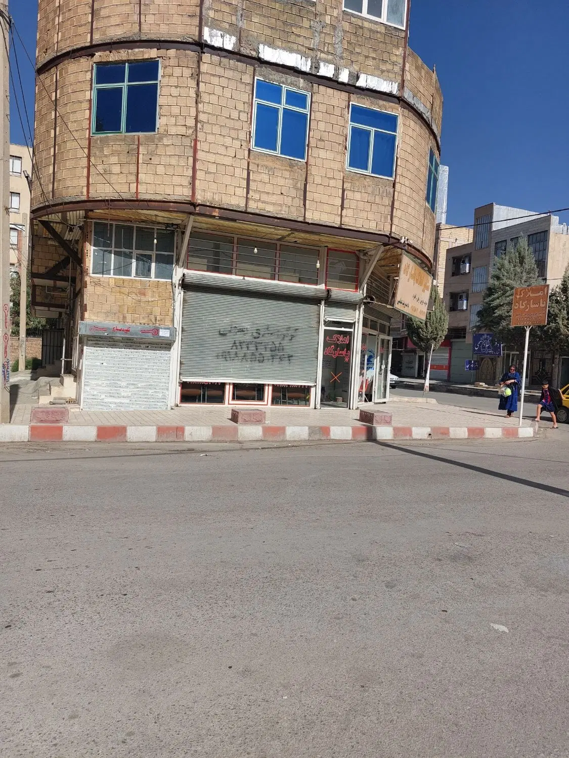 پرواز مغازه ۷_۵متری خیابان اصلی نبش چهار راه