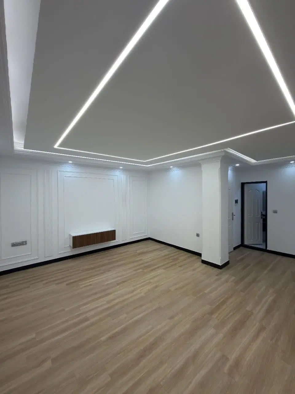 ۶۰متری دوخوابه طبقه دوم روبنما با پارکینگ سندی
