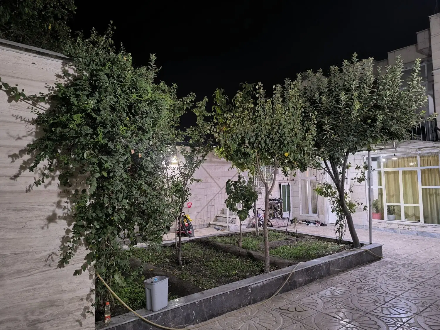 ویلایی،حاشیه بزرگمهر،جنب نمایندگی ورزنده