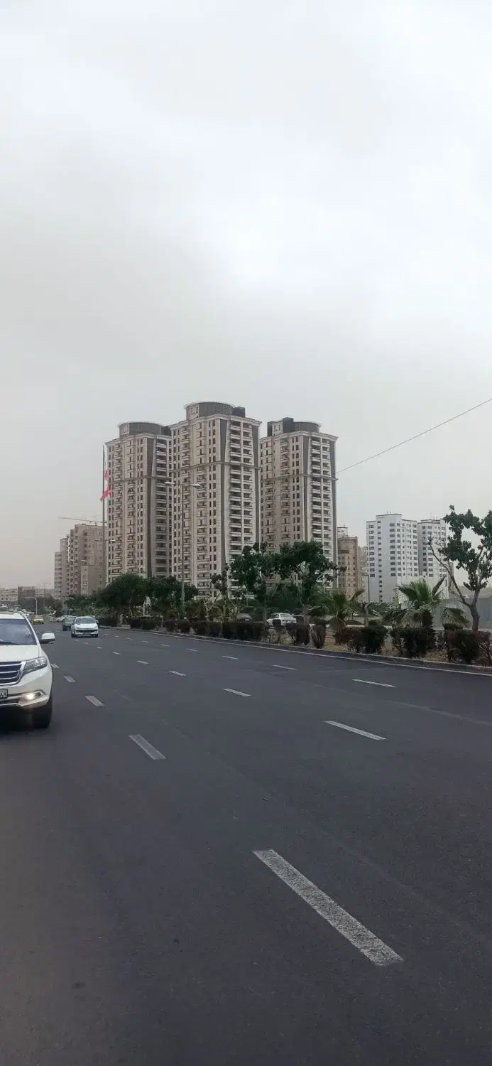 ۳۰۰ متر زمین _دریاچه_