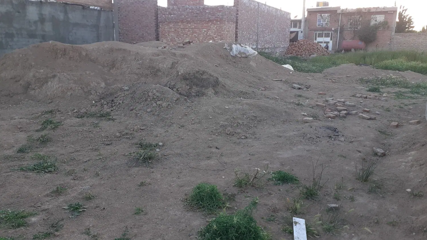یک قطعه زمین مسکونی
