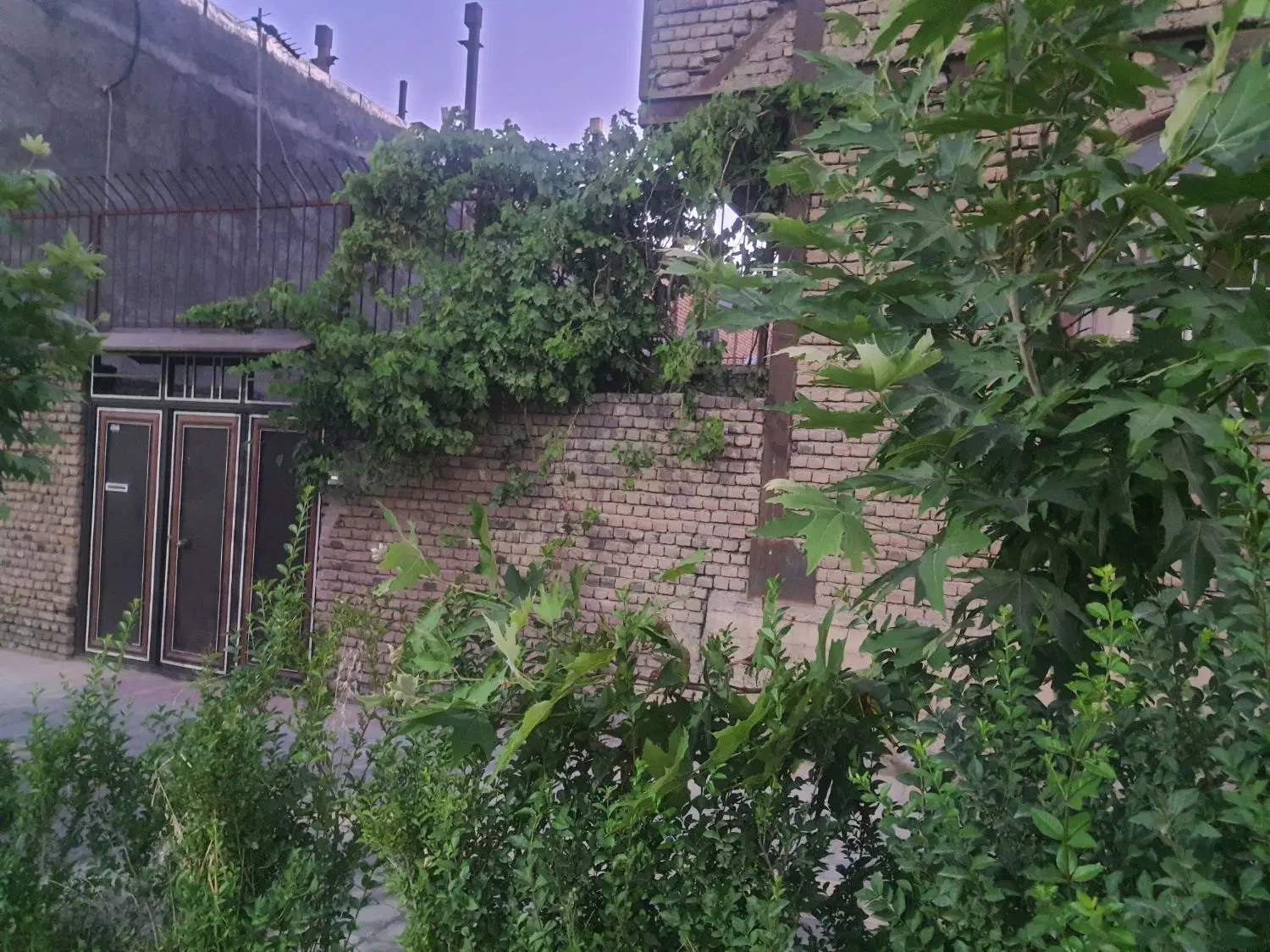سرویس کامل دوخوابه با حیاط عبور مجزا