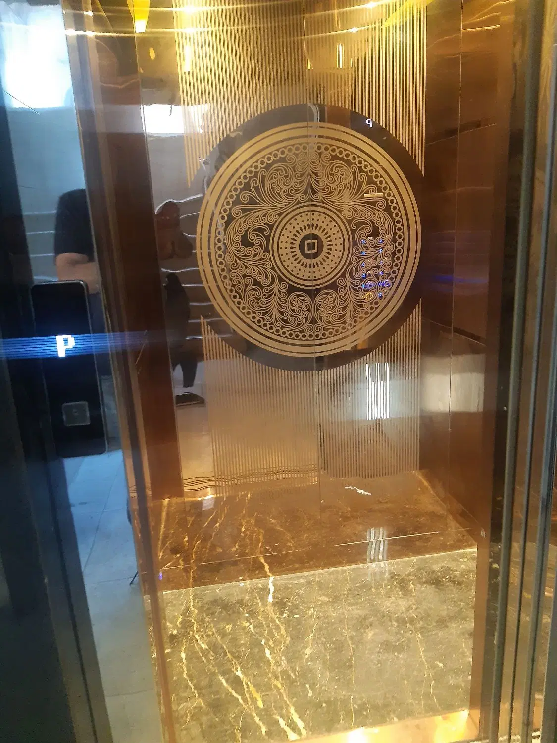 اپارتمان ۱۰۸ متر وسط شهرک کریم آباد