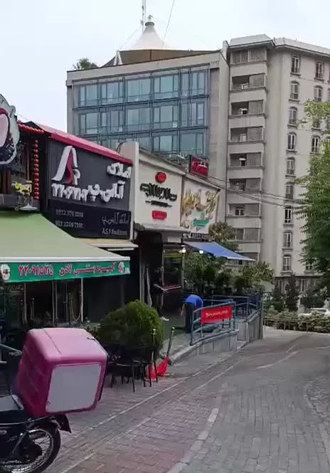 فست‌فود بر خیابان اصلی سعادت‌آباد