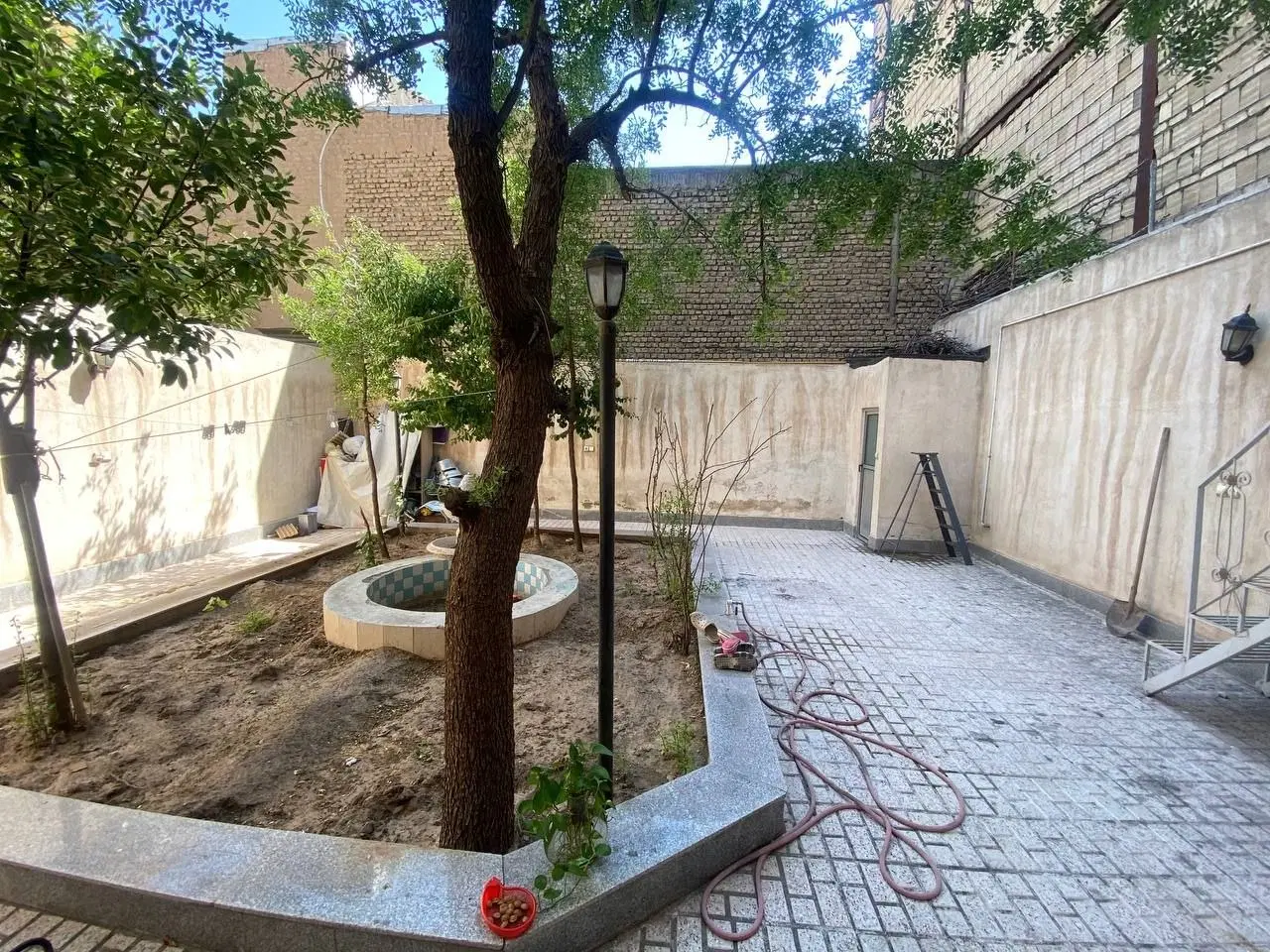 85 متر دو خواب با80 متر حیاط