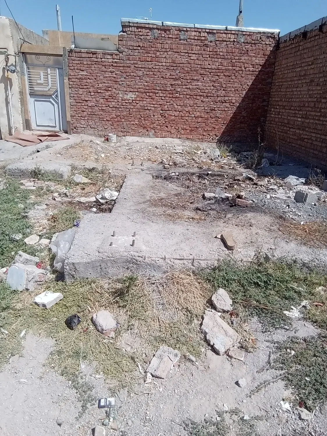 ۵۰ متر زمین پی ریزی شده ودارای صفحه گذاری شده