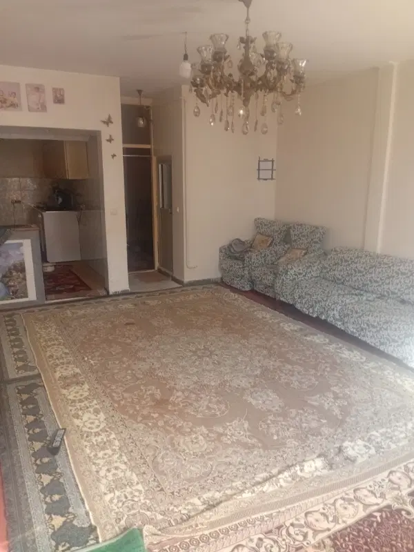 حیاط ۳ طبقه همه چیز جدا آب برق گاز کامل یکجا
