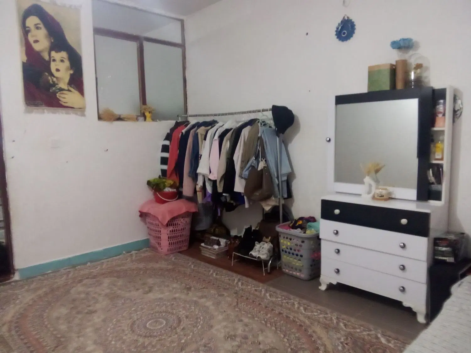 یک ساختمان طبقه ی بالا دره گرم