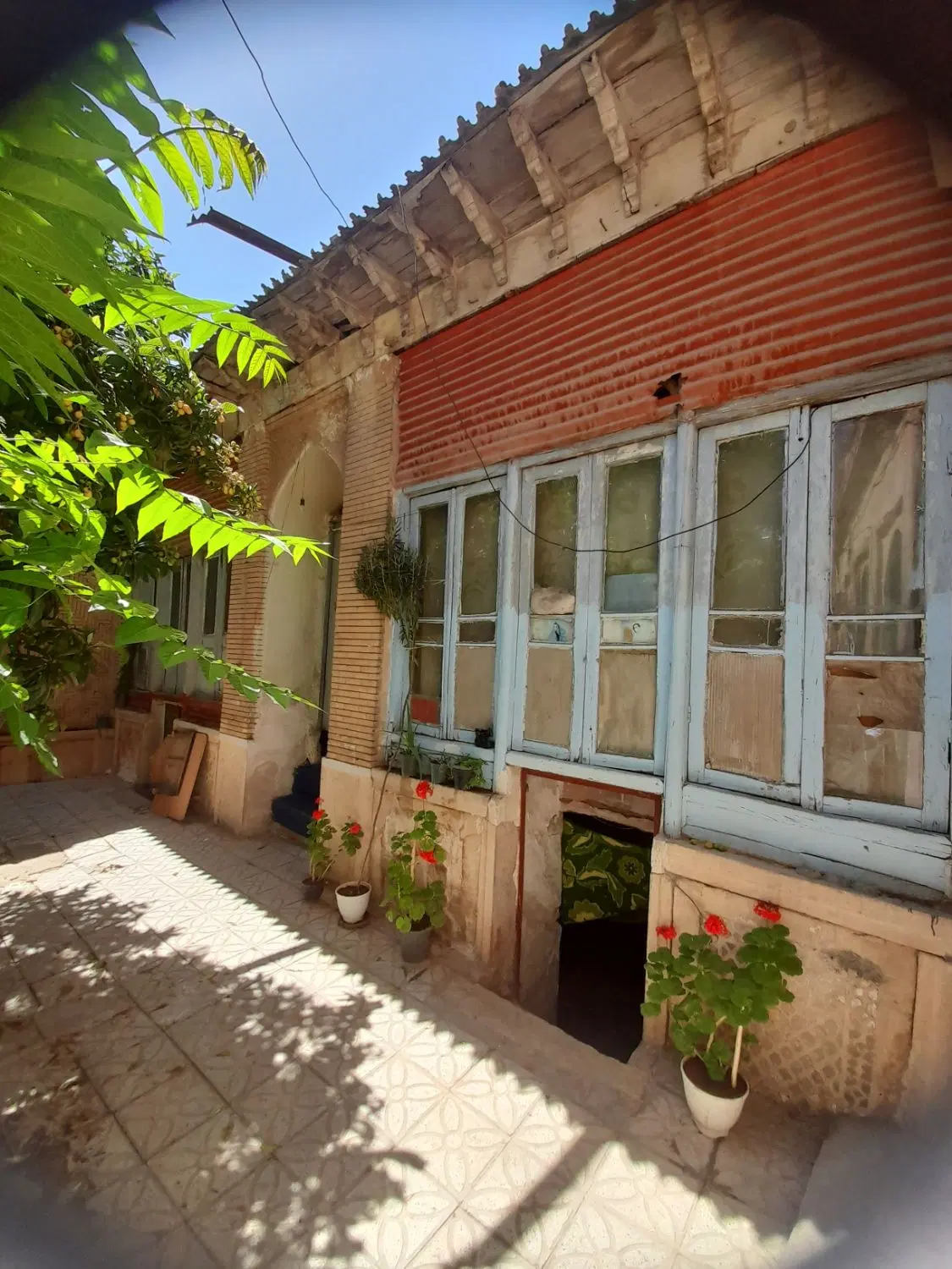 خانه کلنگی سنگ سیاه نزدیک خیابان اصلی حرم