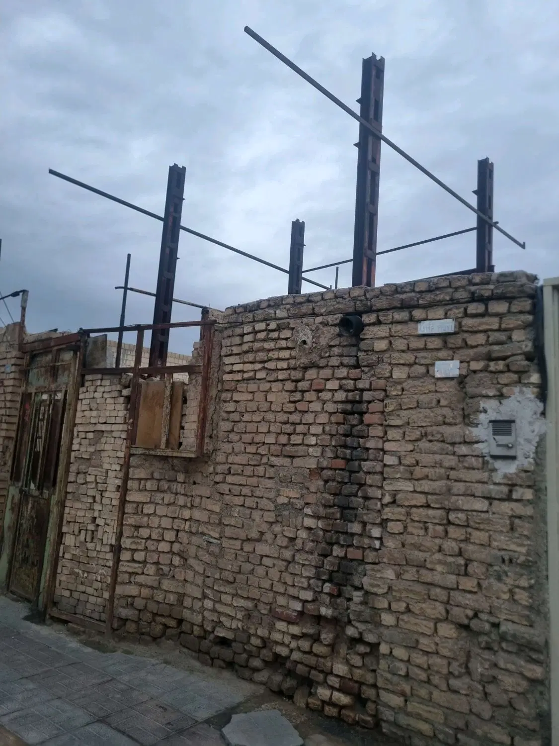 فروش یک دهنه مغازه نیمه ساز(تجاری مسکونی ۲۴مترمربع