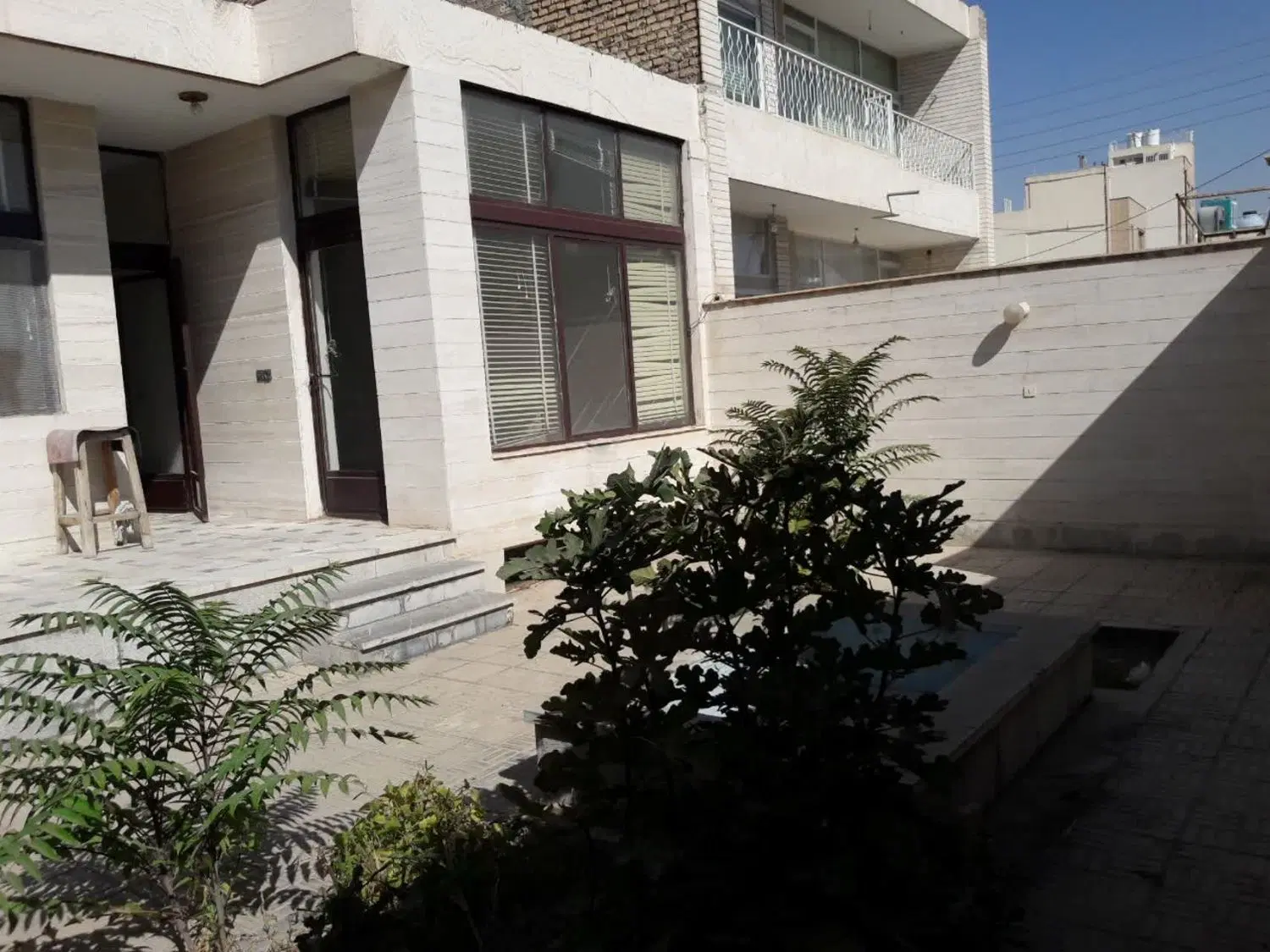 خانه ویلایی ۱۹۶ متری _ دنج و بازسازی شده