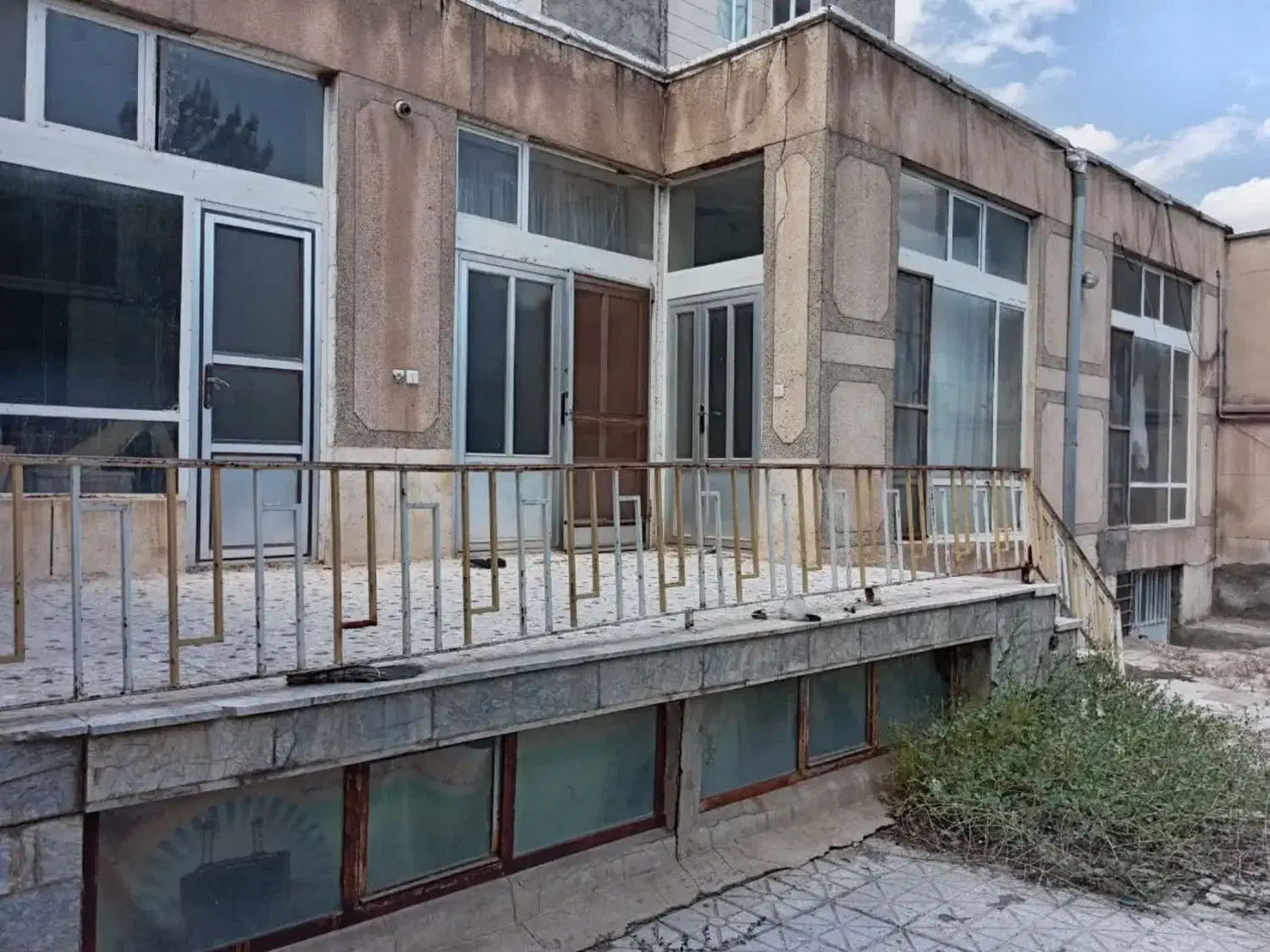 فروش زمین _ مرکز شهر _ دارای مجوز ساخت تجاری