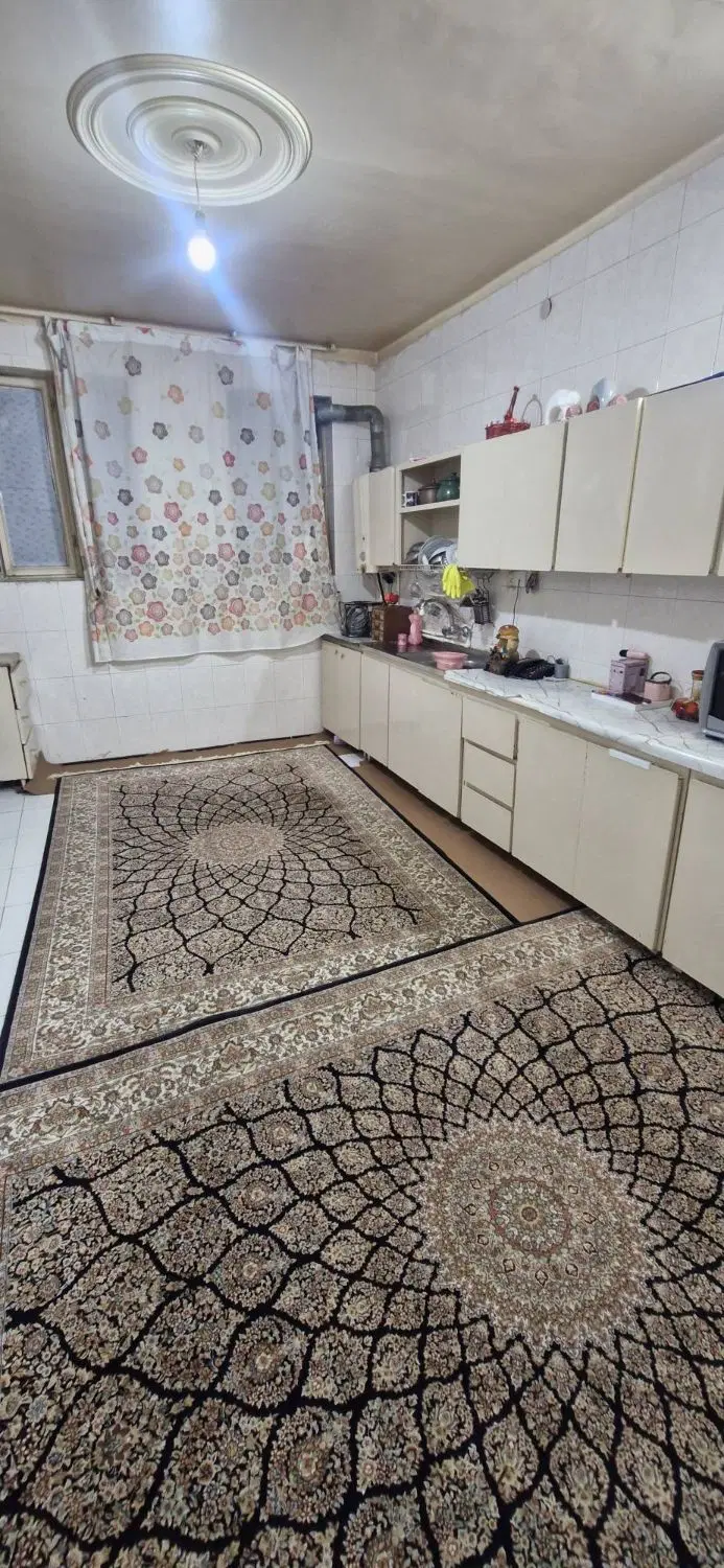 ۹۰ متری قدیمی با حیاط مستقل