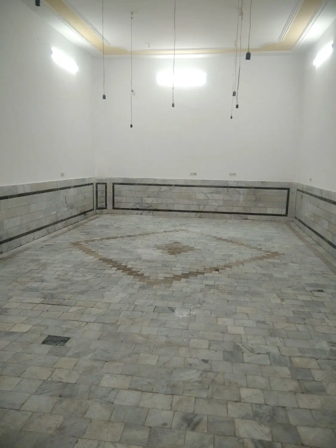 مغازه تجاری حاشیه خ توحید