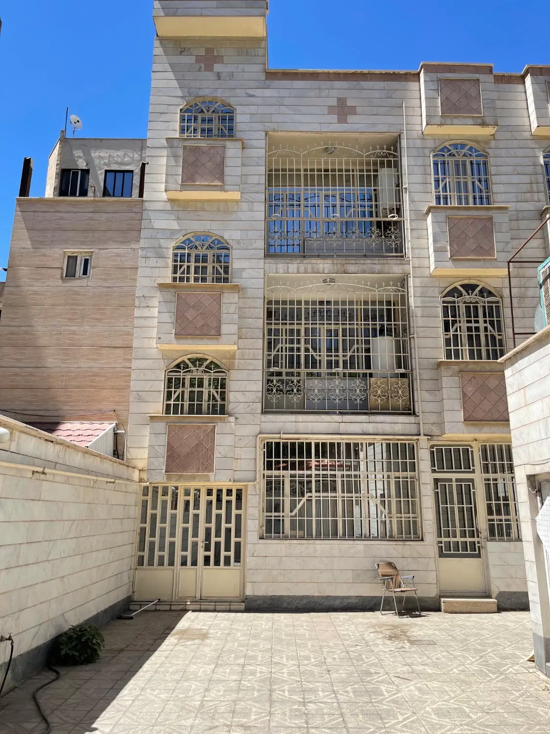 فروش یکجا اپارتمان تجاری مسکونی