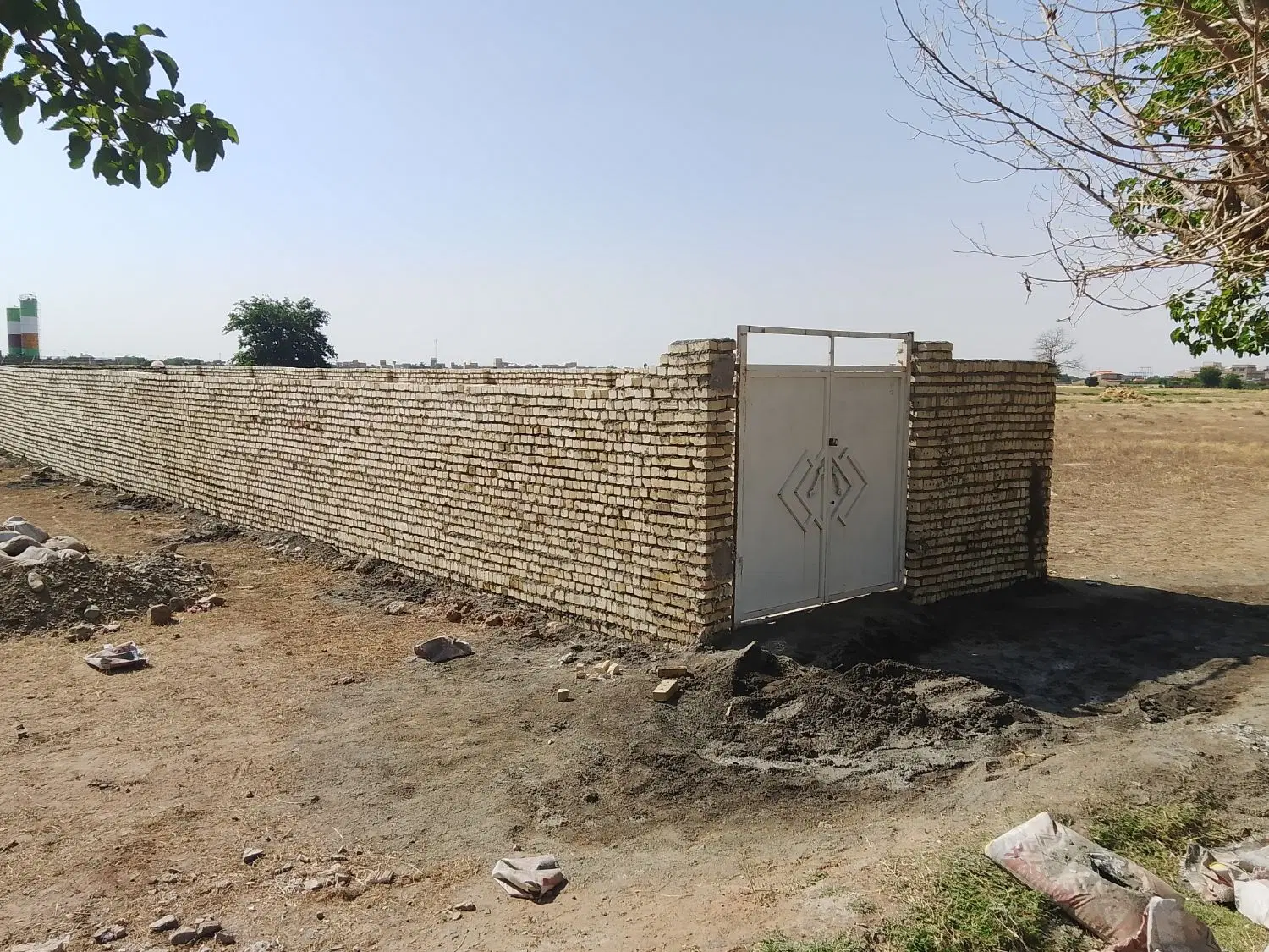 زمین دور دیوار