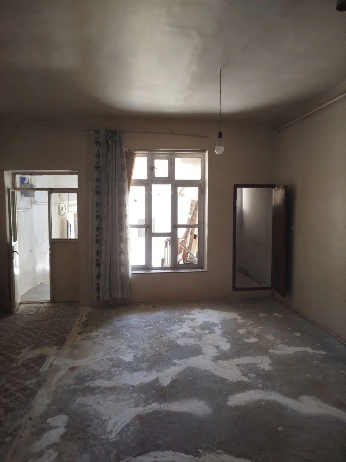 حیاط دو طبقه