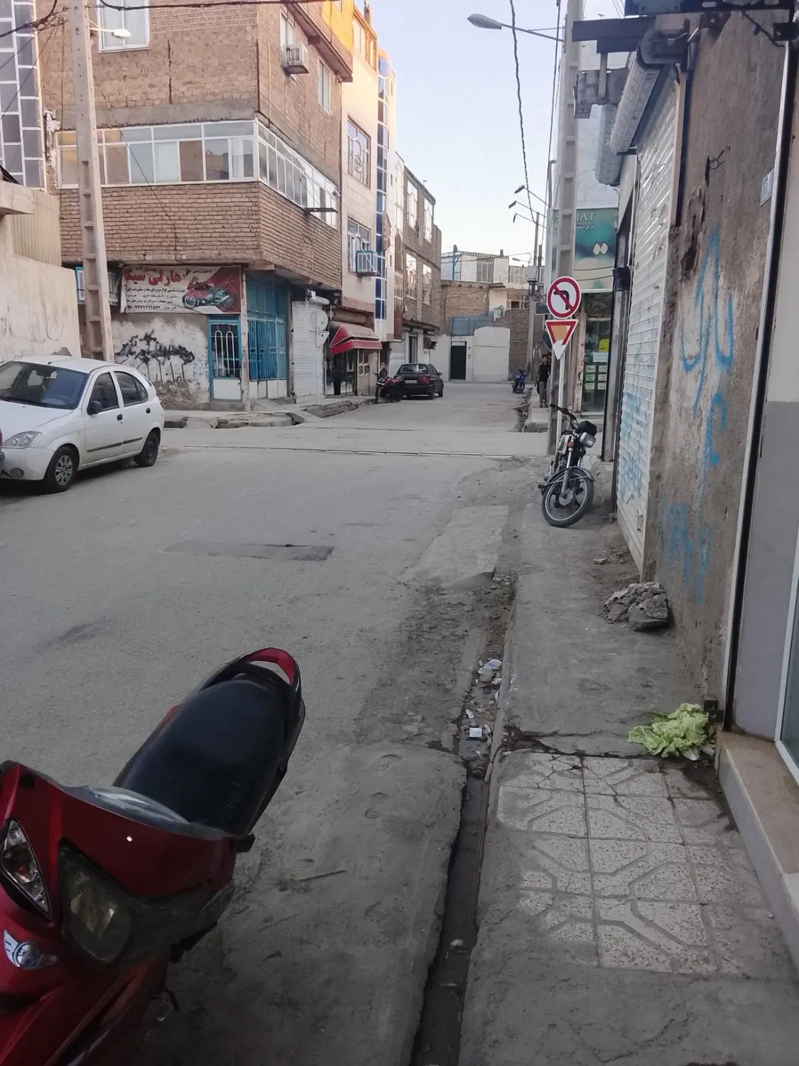 مغازه فروشی کنار نانوایی