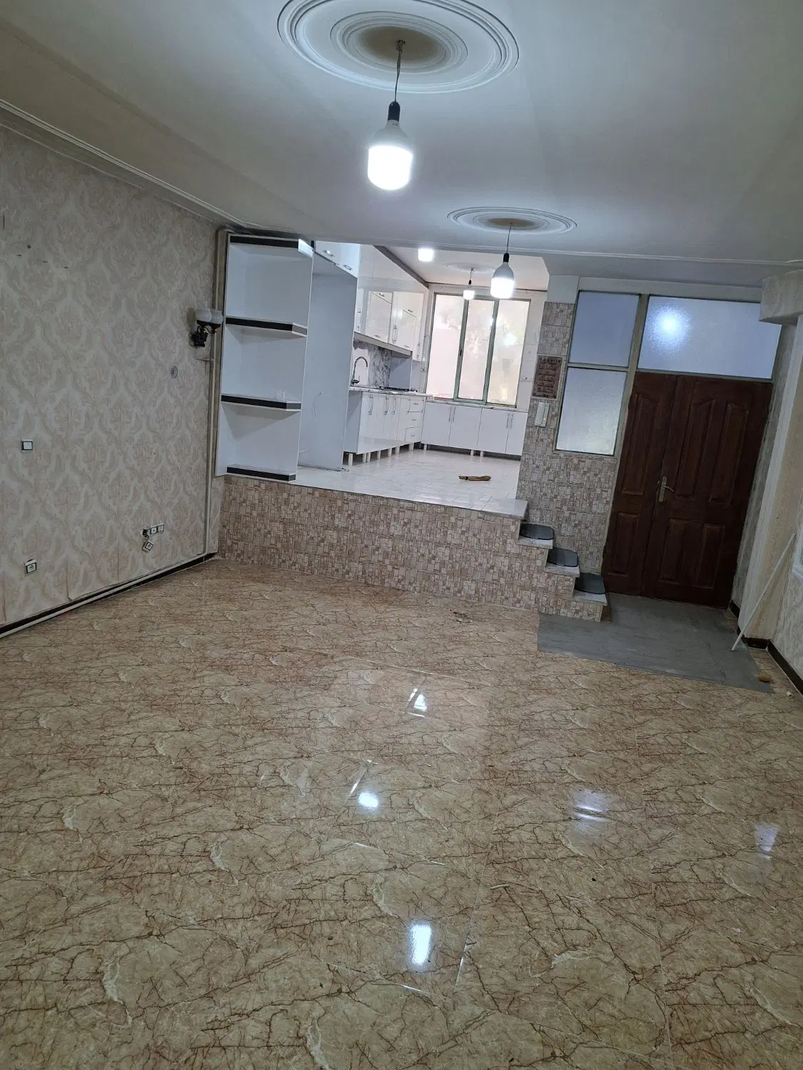 آپارتمان دو طبقه با مغازه در همکف ولیعصرسوم